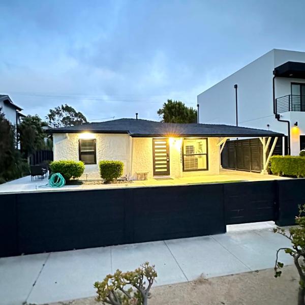 Modern Studio Stylish &Cozy Ieft Unit, Los Angeles