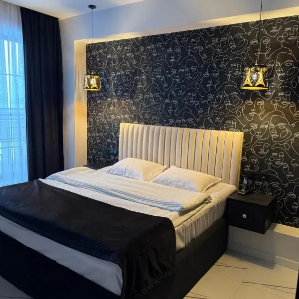 Lux Plaza Hotel EVN airport, hotel in Arbatʼ