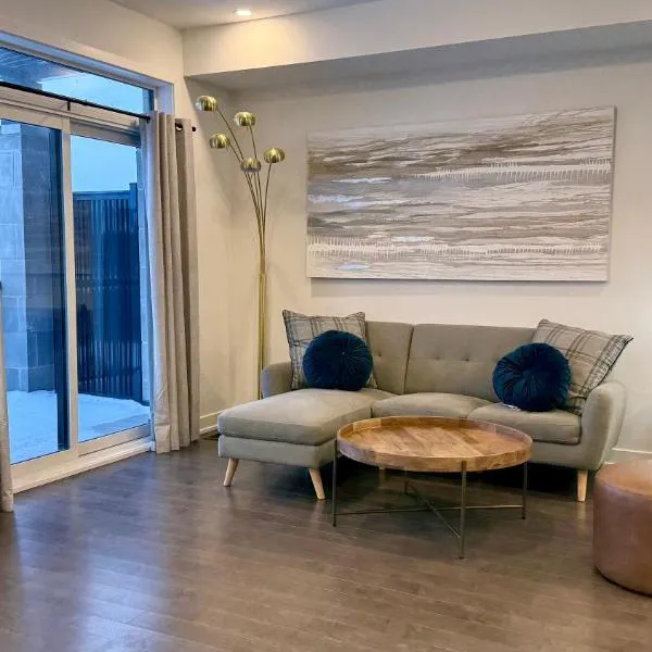2 Bedroom Modern Home & Close to Airport Downtown, hôtel à Ottawa