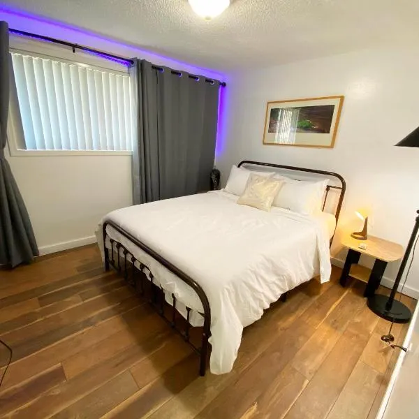 Updated duplex near Gonzaga and Downtown Spokane, Hotel in Spokane