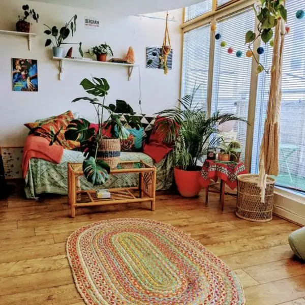 Colourful en-suite room in a penthouse on the docks!, hotelli Liverpoolissa