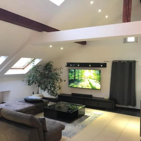 Cozy 120m Apartment with 3 Bedrooms and 1 Cinema, ξενοδοχείο σε Useldange