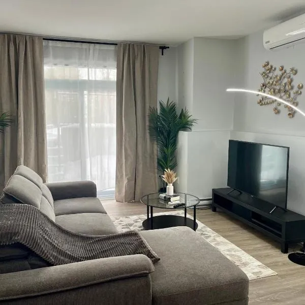 Charming & Cozy apartment of 2 bedrooms, hotel v destinaci Gatineau