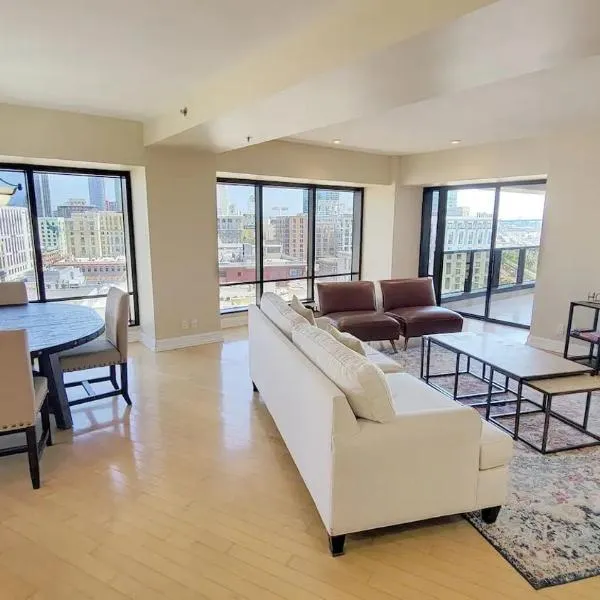 Luxurious and Spacious 2-Bedroom Condo Unit Downtown San Diego in the Heart of the Gaslamp Quarter - 30-Day Min, Hotel in San Diego
