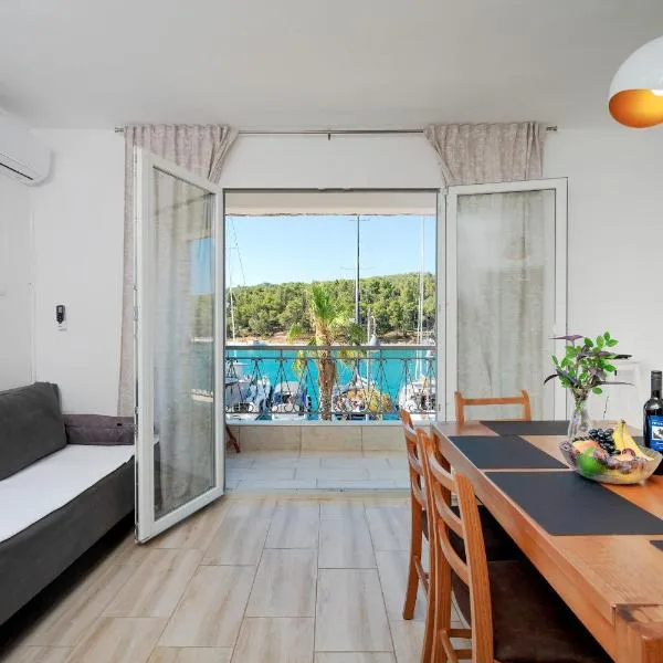 Seafront Stone Home With King Beds, Garden And Balcony, hôtel à Stari Grad