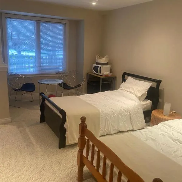 Toronto downtown Woodbine beaches private cozy room, hotel in Toronto