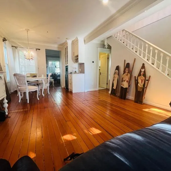 3 level, home near downtown!, hotel in Vancouver