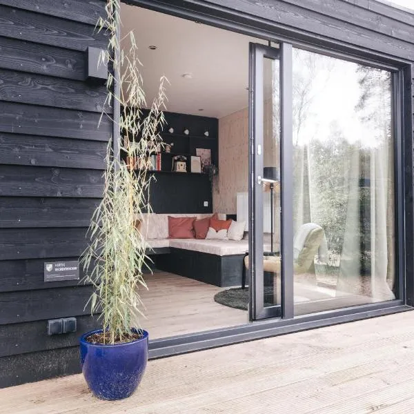 Ultiem ontspannen in luxe en design ingericht Tiny house Onyx in bosrijke omgeving, hotel v destinaci Nunspeet