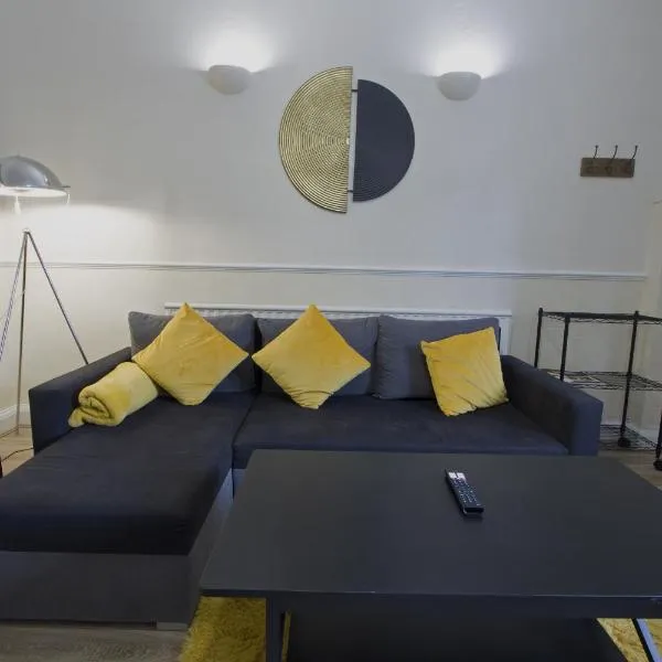 Family house in Farnborough, hotel in Farnborough