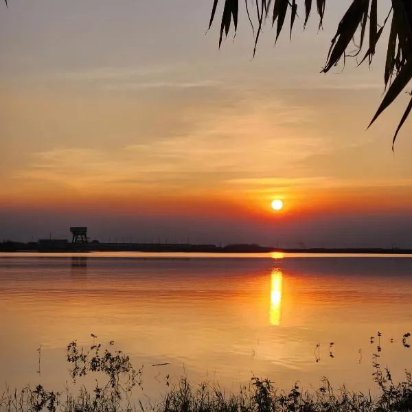 Lac Glamping Trian Lake, hotel in Vĩnh An