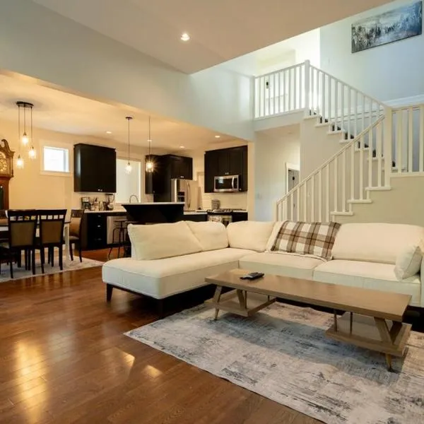 Charming scape by Bear Mountain, hotel in Victoria