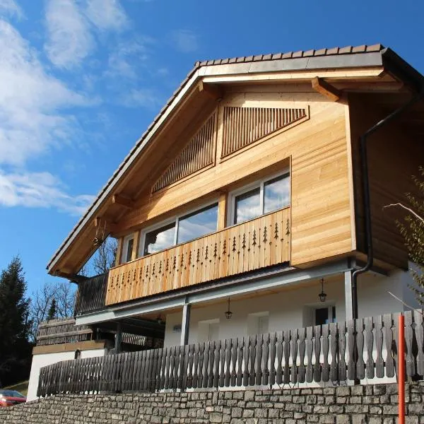Chalet moderne avec panorama unique en Gruyère, hôtel à Crésuz
