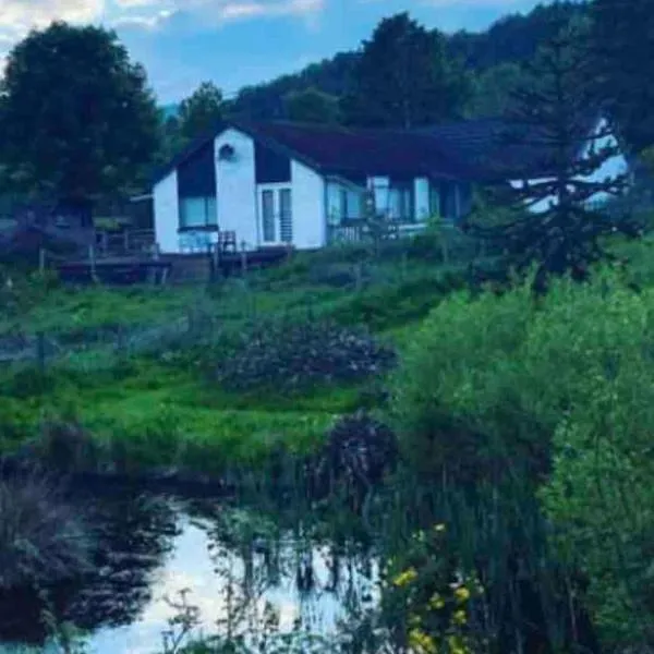 Canal Side Cottage,on the banks of the Caledonian Canal, hotel in Inverness