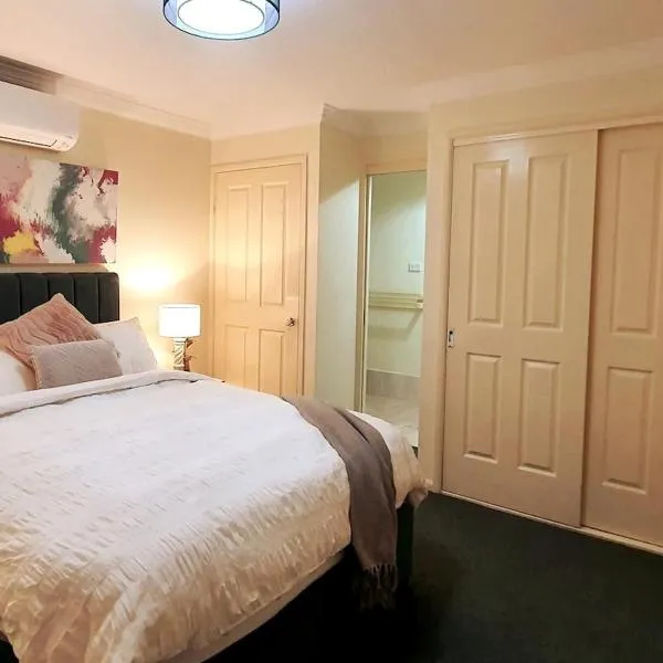 Worrigee house 3 mins walk to grocery & hospital, hotell i Worragee