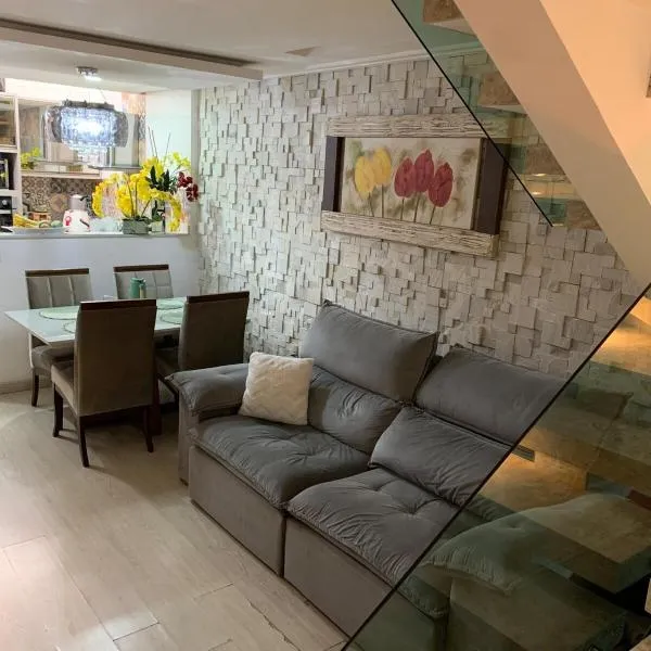 Sobrado em condomínio à 700m da praia Asturias Guarujá - SP, hotel in Guarujá