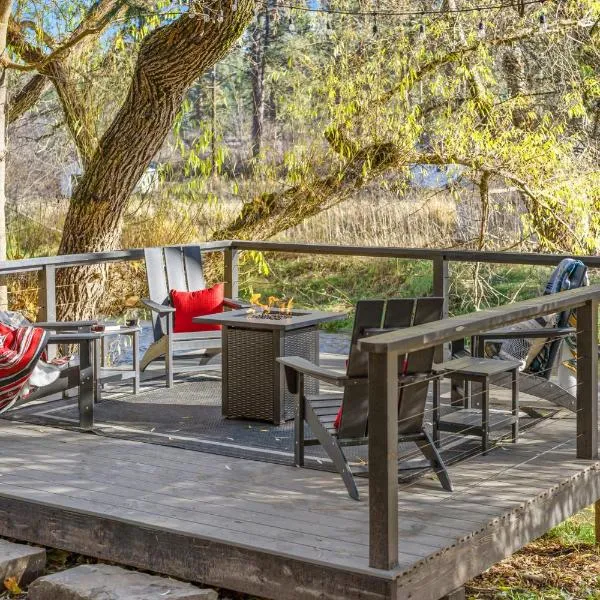 Quiet Waterfront Cottage on the Little Spokane River, ξενοδοχείο σε Colbert