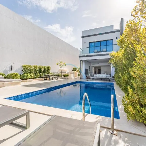 Overlooking Pool & Sea Views Villa with BBQ Facility, Sharm - Al Dana Villa, Al Dana Island by Deluxe Holiday Homes，位于富查伊拉的酒店