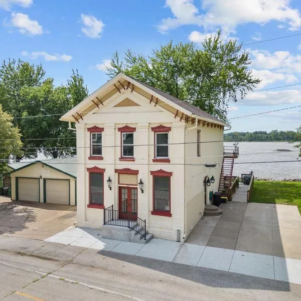 Charming Cottage on the Mississipi River, Hotel in Pleasant Valley