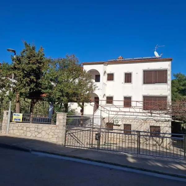 Apartments Vila Tisa、マリ・ロシニのホテル