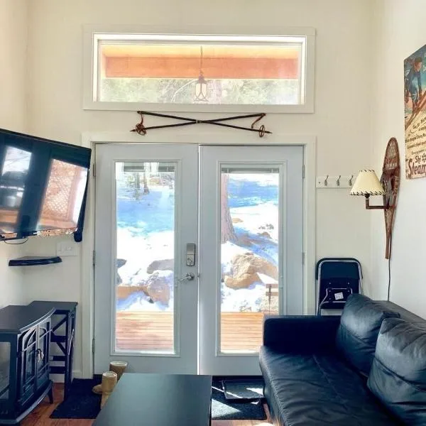 Bierstadt Cabin at Base Camp Lodging Company, hotel in Dumont