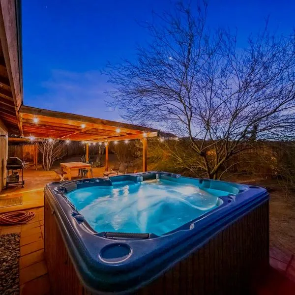 Cozy desert retreat with amazing views only 4 miles to JTNP, Hotel in Joshua Tree