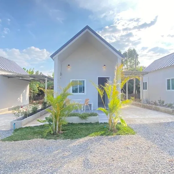 บ้านพรธรณีรีสอร์ทเขาใหญ่บ้านสไตล์นอร์ดิก-Baan Ponthoranee Resort Khao Yai, hotel in Ban Khlong Yang