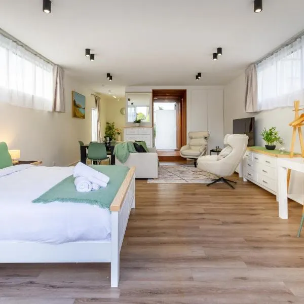 Luxury King studio with spa and private carpark, ξενοδοχείο σε Christchurch
