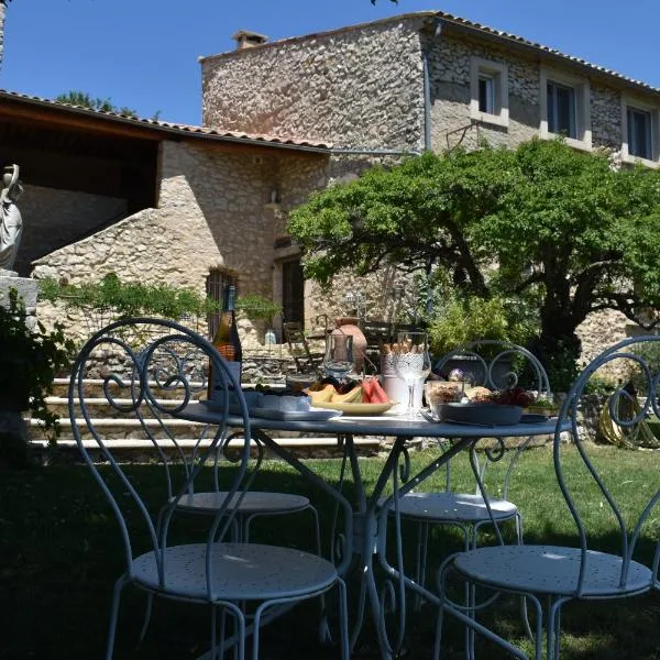 Le Domaine de Piedmoure, Gîtes et chambres, piscine, terrasses privatives, Hotel in Sault