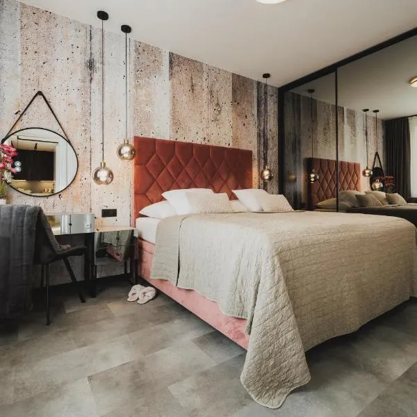 ROSE LUXURY APARTMENT & 24h self check-in with private parking, viešbutis mieste Banska Bistrica