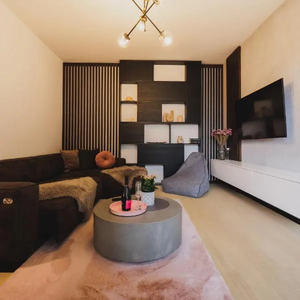 ROSE LUXURY APARTMENT & 24h self check-in with private parking, hotel in Banská Bystrica