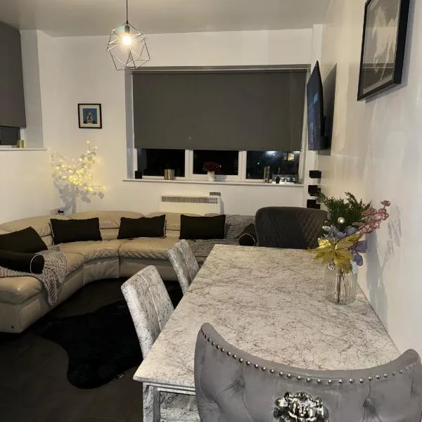 Central Sheffield 3-Bed Apt Sleeps 7 with Parking, hotel in Sheffield