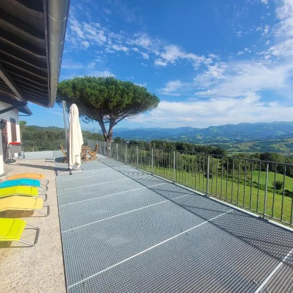 Maison au Pays Basque, calme avec vue imprenable sur montagnes, hotel in Irouléguy