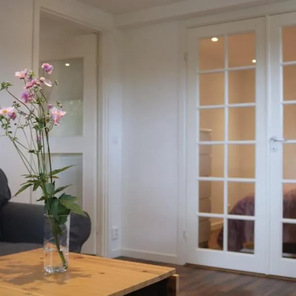 New apartment, parking, close to city and nature, hotel in Stockholm