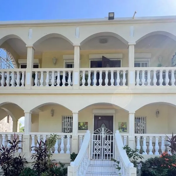 Cozy & Convenient Stay Near Beach, Airport & More!, hotel di Koolbaai