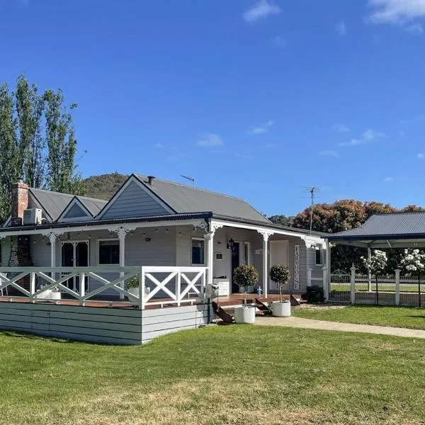 Yarra Fox Farm Cottage Farmstay, hotel in Dixons Creek