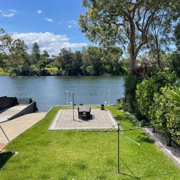 Waterfront Paradise with Jetty, BBQ, Pool table, & more, hotel in Dora Creek