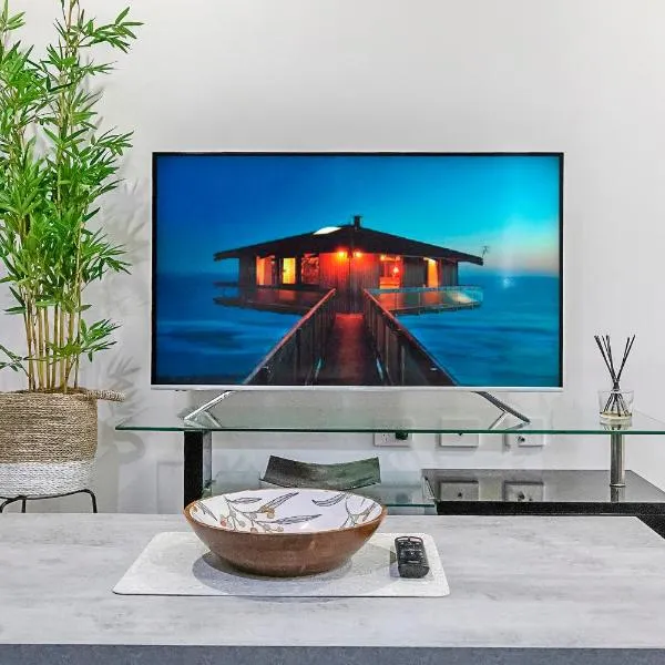Luxurious 2BR Oasis with Pool and Parking, hotel in Darwin