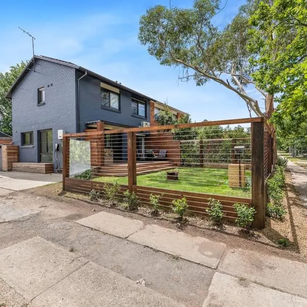 3 Bed Fully Renovated with Outdoor Fun、Watsonのホテル