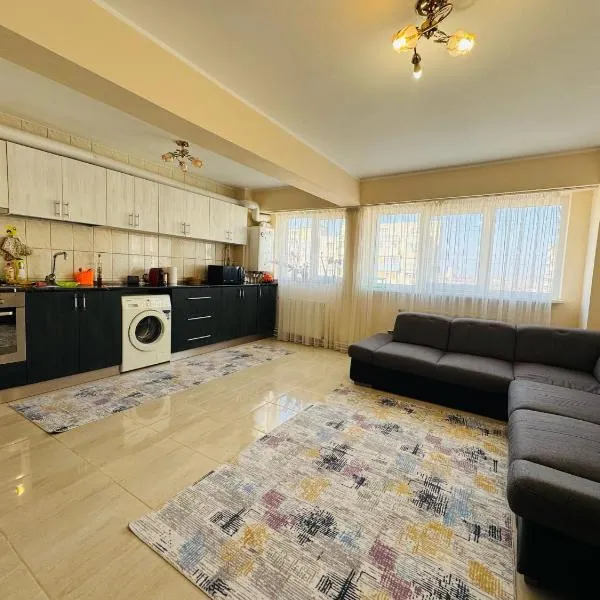 Bright Family Escape in Galati 3 Room Apartment with 2 Bathrooms and Natural Light, hotel in Galaţi