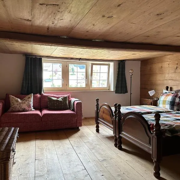 Gemütliches Chalet-Zimmer in Guesthouse Rosalie，位于Brunnadern的酒店