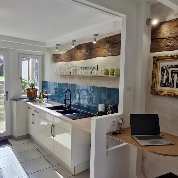 Cozy House with Garden & Hot Tub, hotel v destinaci Jarnages