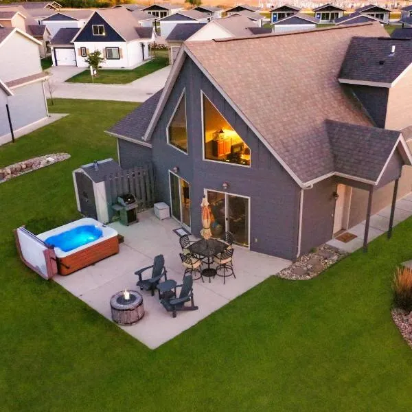 BOHO Bungalow on the Pond w/ Hot Tub, Hotel in Arnolds Park