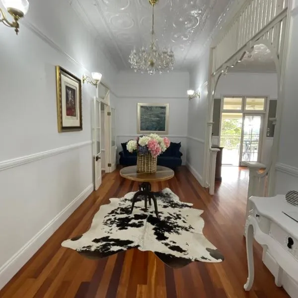 Emirau, ξενοδοχείο σε Montville