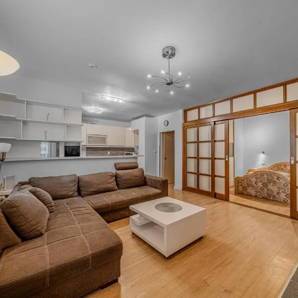 HUGE APARTMENT next to train station close to the city center, ξενοδοχείο σε Staré Mesto