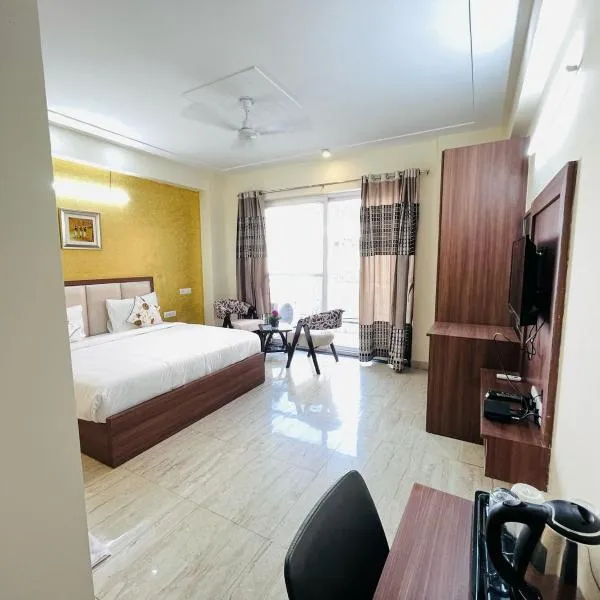 Hotel The Luxe 18 - Golf Course Road，位于古尔冈的酒店