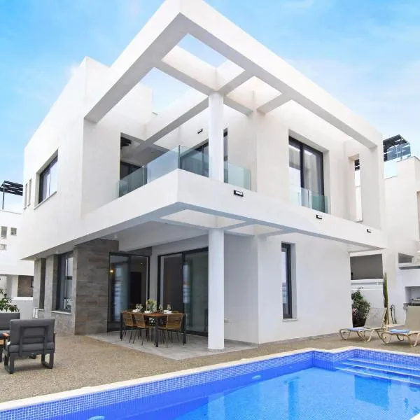 Villa Queen Isabella, hotel v mestu Protaras