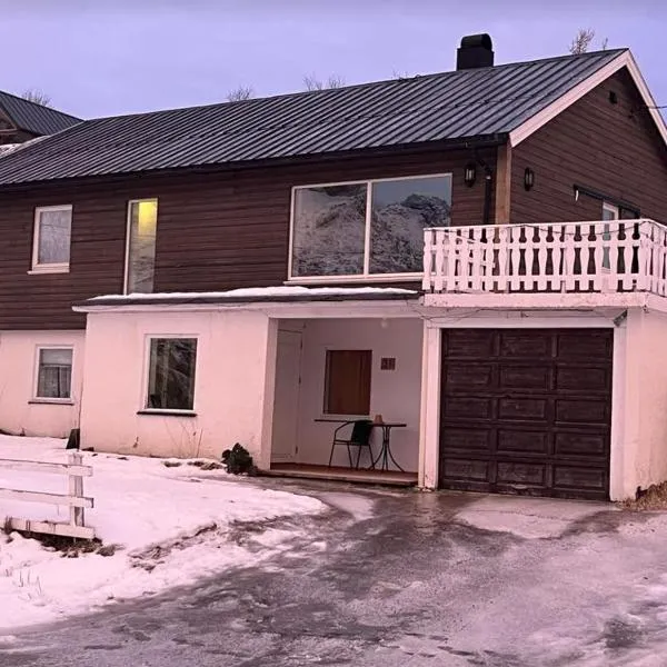 Large detached house in the middle of Lofoten, hotel v destinaci Hopen