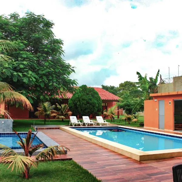 Quinta Los Pinos Cotoca, hotel in Cotoca