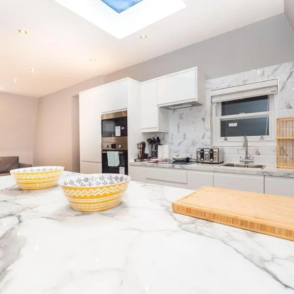 Modern Two-Bedroom Apartment in Paddington, hotel in London