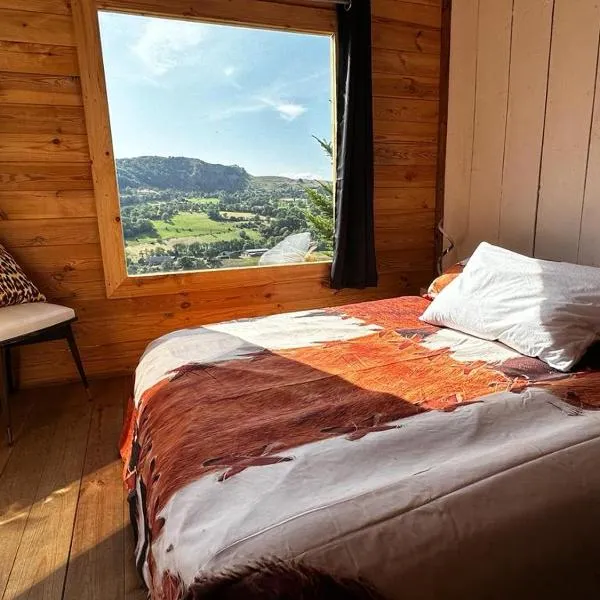 Cabanes Milvus du Puy Mary, hotel in Cheylade